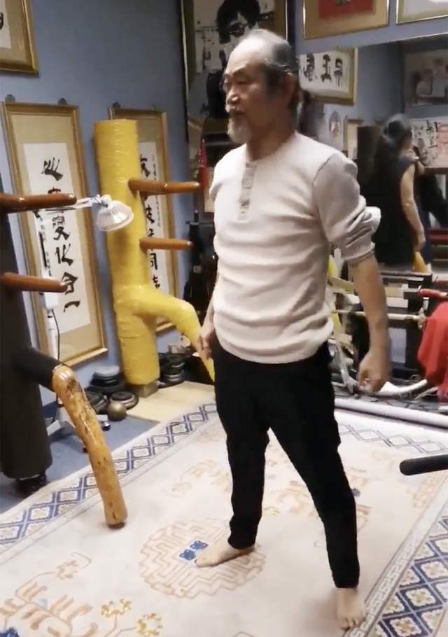 72岁元华定居国外近况曝光！练功房中秀蜈蚣弹，轻松自如状态年轻