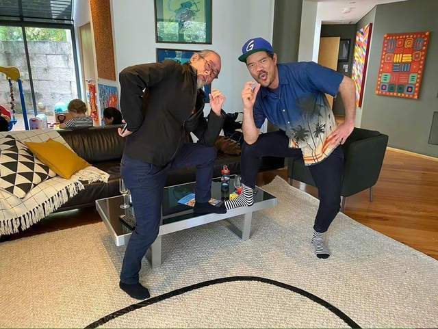 72岁元华定居国外近况曝光！练功房中秀蜈蚣弹，轻松自如状态年轻