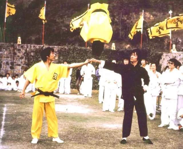 72岁元华定居国外近况曝光！练功房中秀蜈蚣弹，轻松自如状态年轻