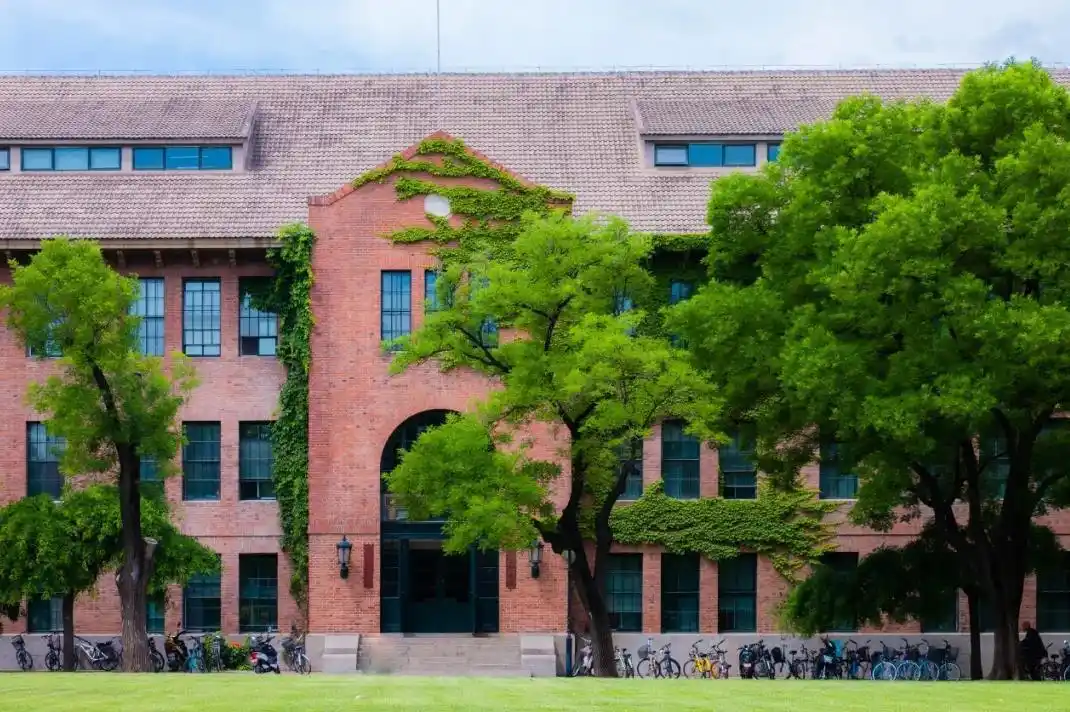 杨振宁与清华大学缘分贯穿一生：7岁随父北上，在清华园度过8年少年时光，81岁落叶归根回到清华