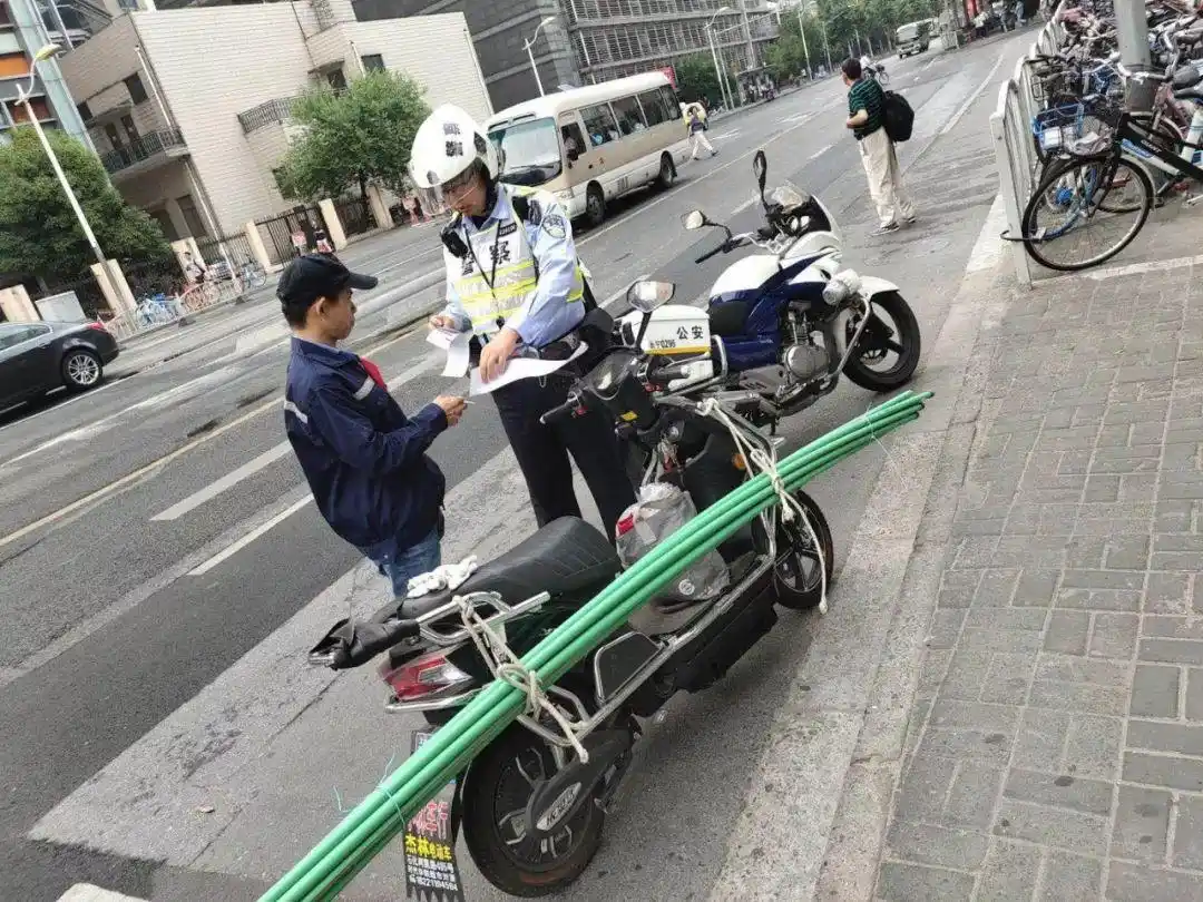 「一线微观」上海公安持续严查严管非机动车和行人交通违法!