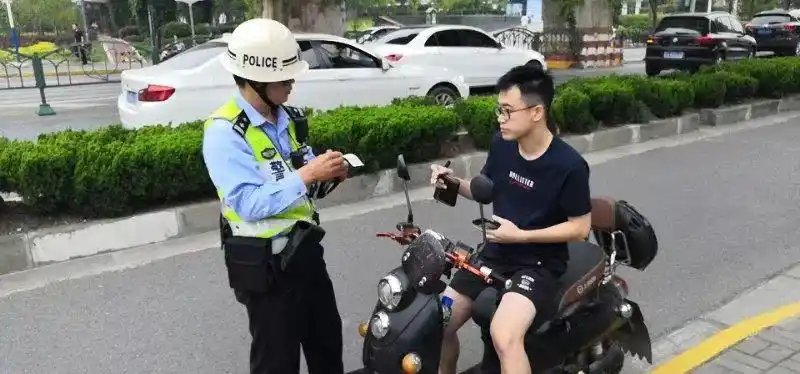 「一线微观」上海公安持续严查严管非机动车和行人交通违法!