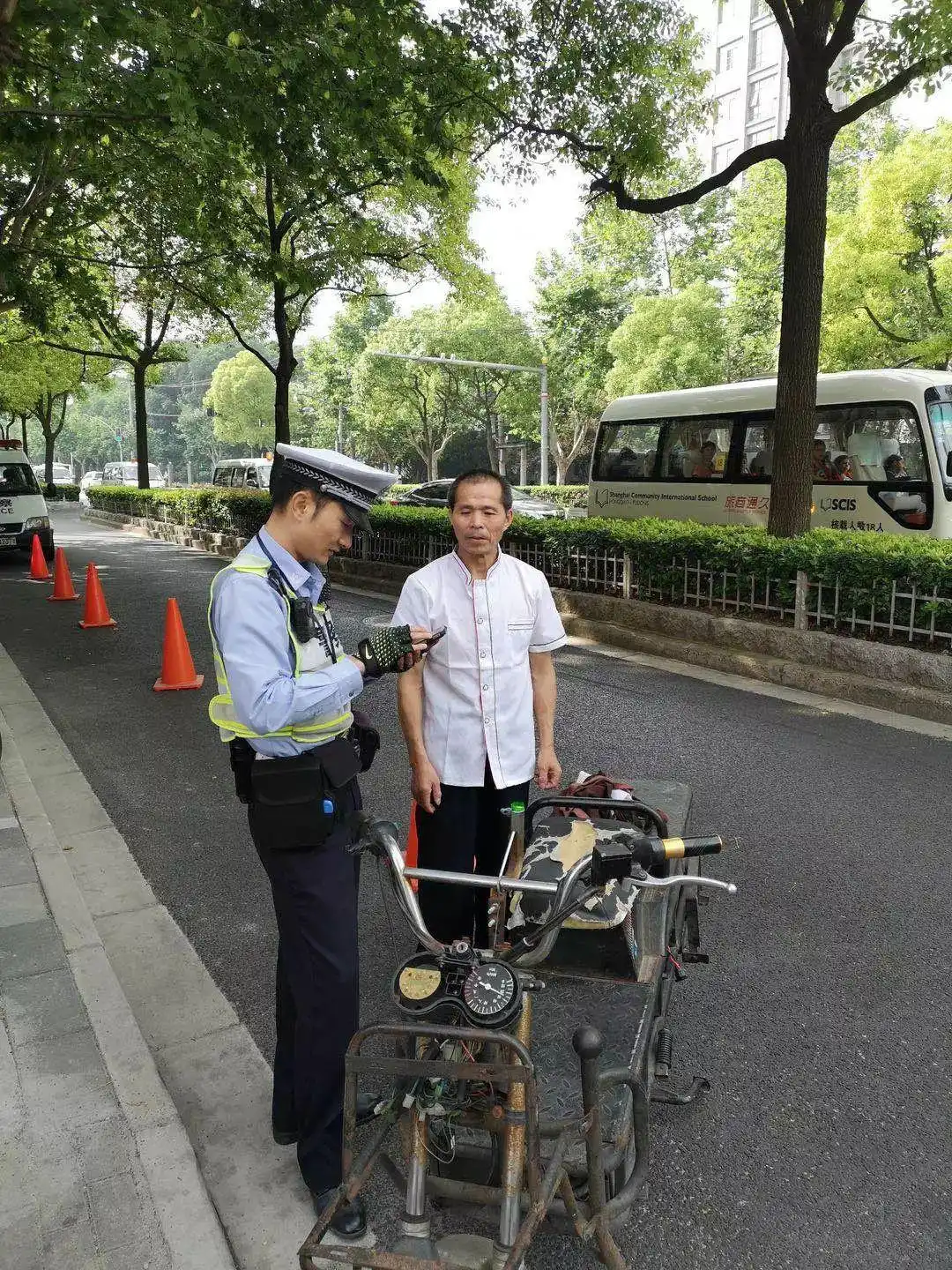 「一线微观」上海公安持续严查严管非机动车和行人交通违法!