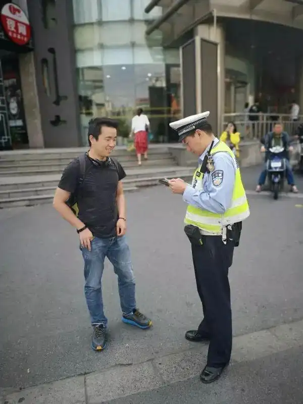 「一线微观」上海公安持续严查严管非机动车和行人交通违法!