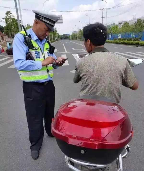 「一线微观」上海公安持续严查严管非机动车和行人交通违法!