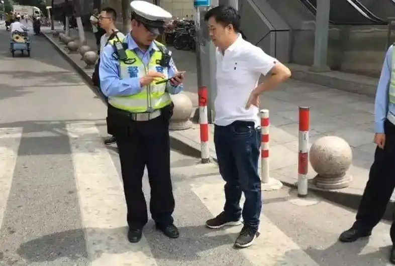 「一线微观」上海公安持续严查严管非机动车和行人交通违法!