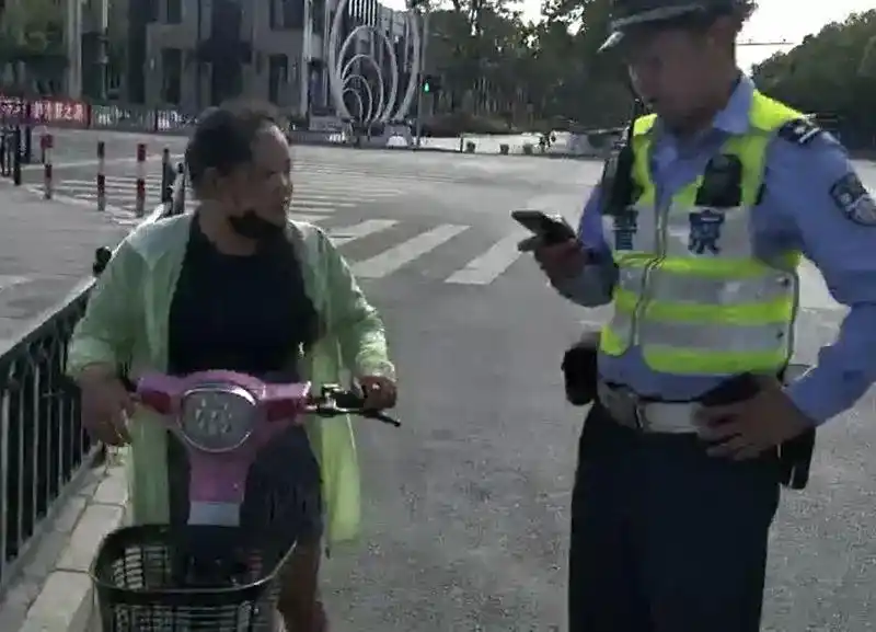 「一线微观」上海公安持续严查严管非机动车和行人交通违法!