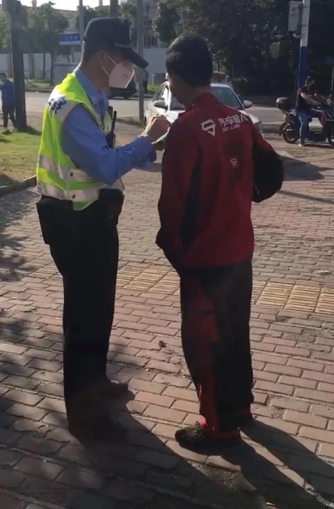 「一线微观」上海公安持续严查严管非机动车和行人交通违法!