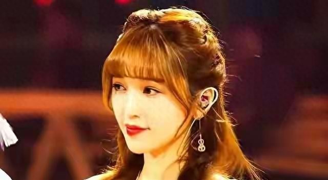 满是心酸！42岁著名歌手江苏走穴，宾客只顾吃席没人搭理