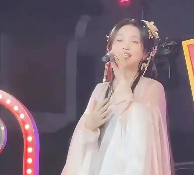 满是心酸！42岁著名歌手江苏走穴，宾客只顾吃席没人搭理