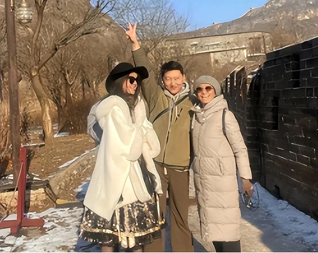 不满前夫丁克果断离婚，转头嫁画家，51岁吴玉华怀孕喜得一双儿女