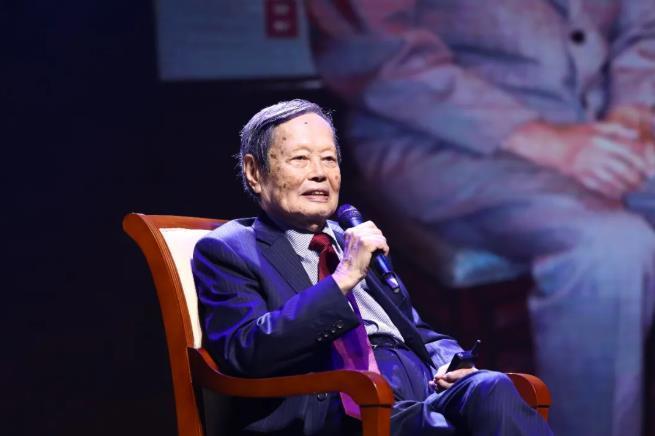 杨振宁与清华大学缘分贯穿一生：7岁随父北上，在清华园度过8年少年时光，81岁落叶归根回到清华