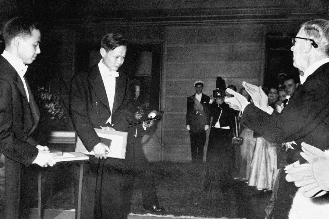 杨振宁百年人生：比婚姻更牛的，是放弃美国国籍