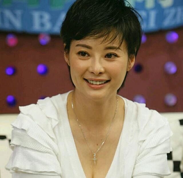 袁立宣布三婚！过往三段情史坎坷，曾闪婚老外，经历流产冻卵