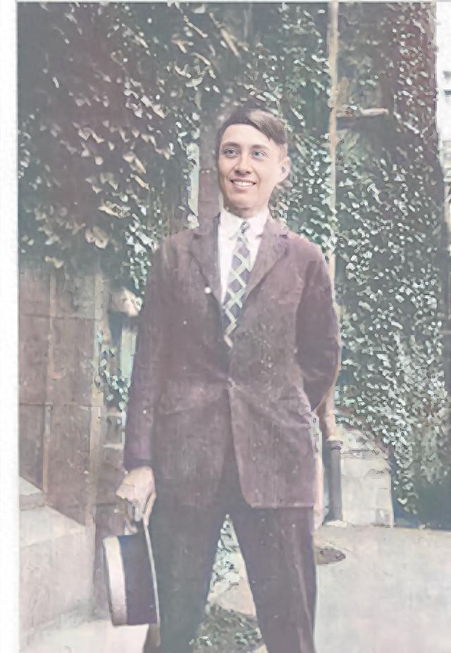 他高知高帅，对无才无貌的小脚妻子情有独钟，儿子杨振宁道出真相