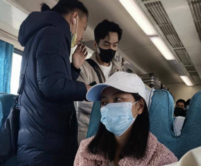 甜齁!张若昀在火车上被偶遇,手机壁纸是唐艺昕