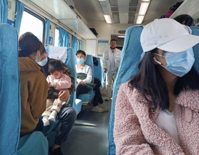 甜齁!张若昀在火车上被偶遇,手机壁纸是唐艺昕