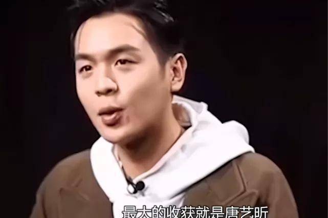 甜齁!张若昀在火车上被偶遇,手机壁纸是唐艺昕