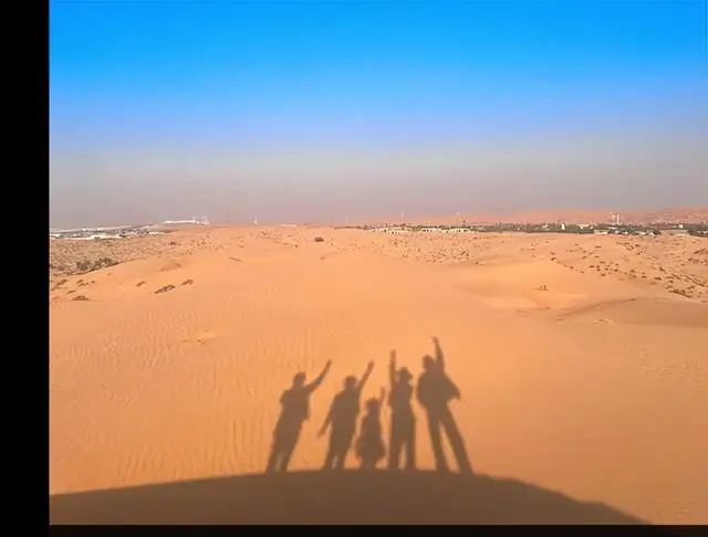 唐艺昕张若昀一家三口出国度假，夫妻热吻，幸福温馨！