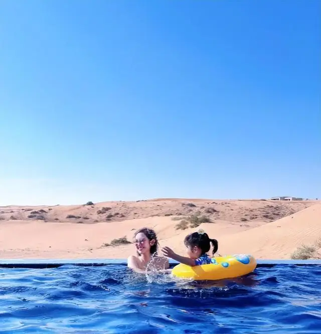 唐艺昕张若昀一家三口出国度假，夫妻热吻，幸福温馨！