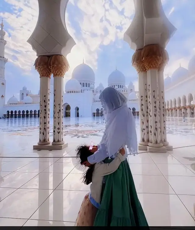 唐艺昕张若昀一家三口出国度假，夫妻热吻，幸福温馨！