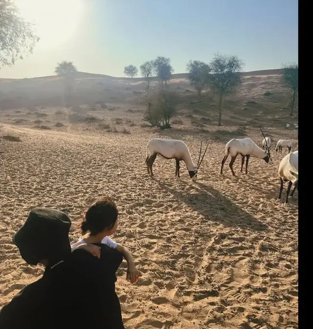 唐艺昕张若昀一家三口出国度假，夫妻热吻，幸福温馨！