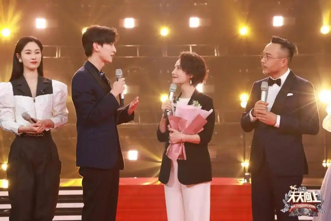 她是央视第一个戴耳环的主持人，记者节之际听他们分享