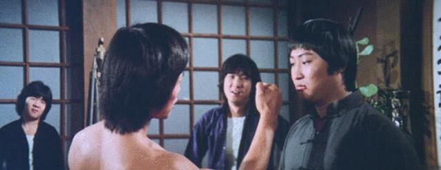 甄子丹新片致敬李小龙，我却想起25年前的《精武门》，那才是经典