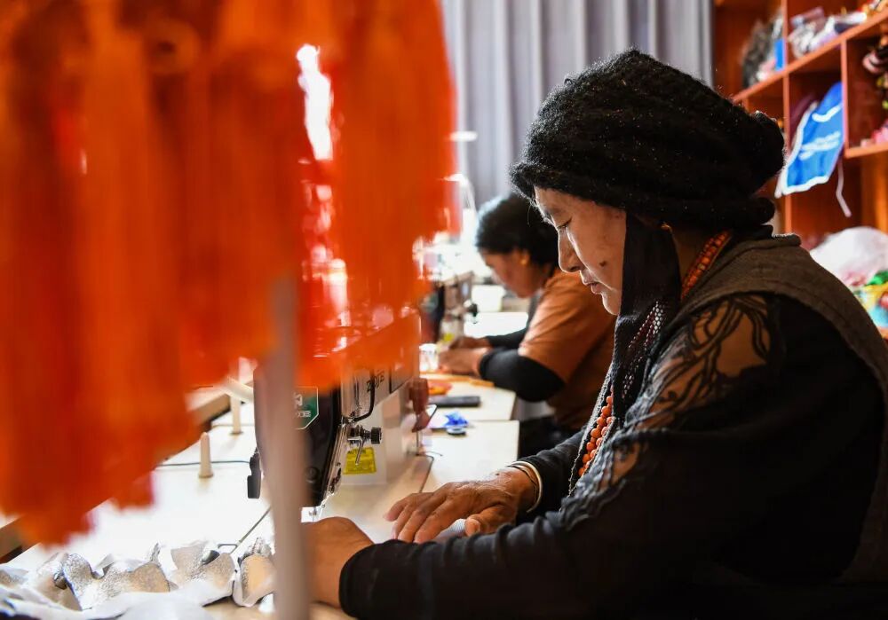 当“新式芭比”穿上千年壮锦——“民族风娃衣”激活潮玩产业文化消费新赛道