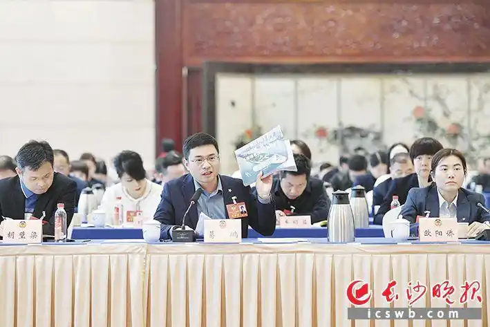 市政协十三届五次会议举行联组讨论会,委员们围绕经济发展与科技创新、社会建设与文化旅游、生态文明与农业农村主题贡献“金点子”