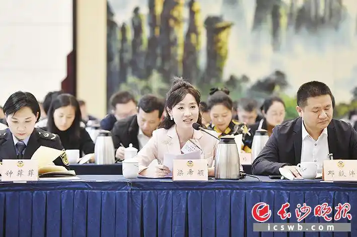 市政协十三届五次会议举行联组讨论会,委员们围绕经济发展与科技创新、社会建设与文化旅游、生态文明与农业农村主题贡献“金点子”