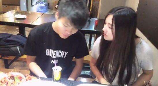 小苍mm和gogoing开直播吃龙虾 全程花式虐狗