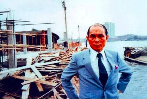 香港这么多顶级豪门，为何财富仅300亿的霍家却最特殊？