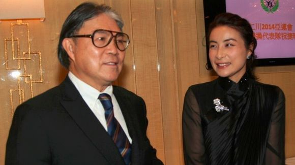 香港这么多顶级豪门，为何财富仅300亿的霍家却最特殊？