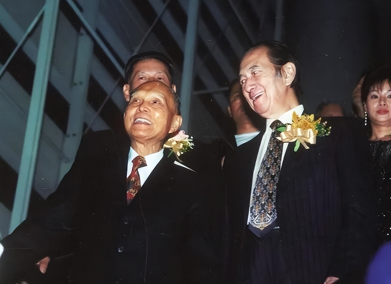 把赌王几房太太一对比,原来“素未谋面”的五太,才是最后的赢家