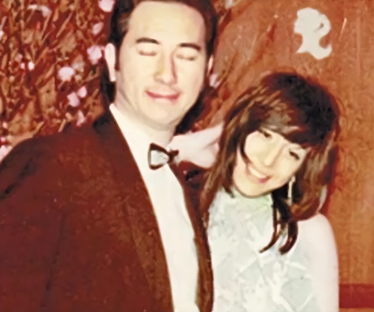 把赌王几房太太一对比,原来“素未谋面”的五太,才是最后的赢家