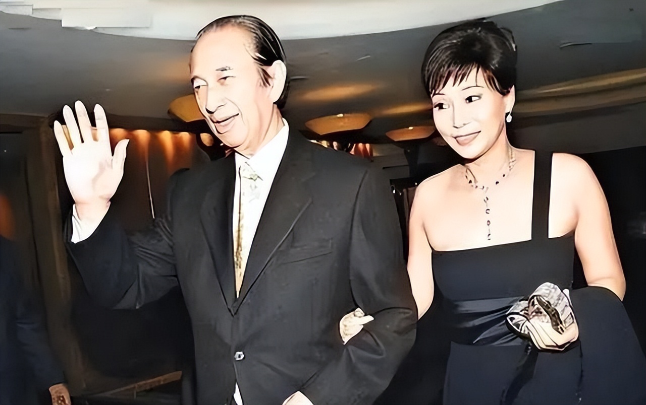 把赌王几房太太一对比,原来“素未谋面”的五太,才是最后的赢家