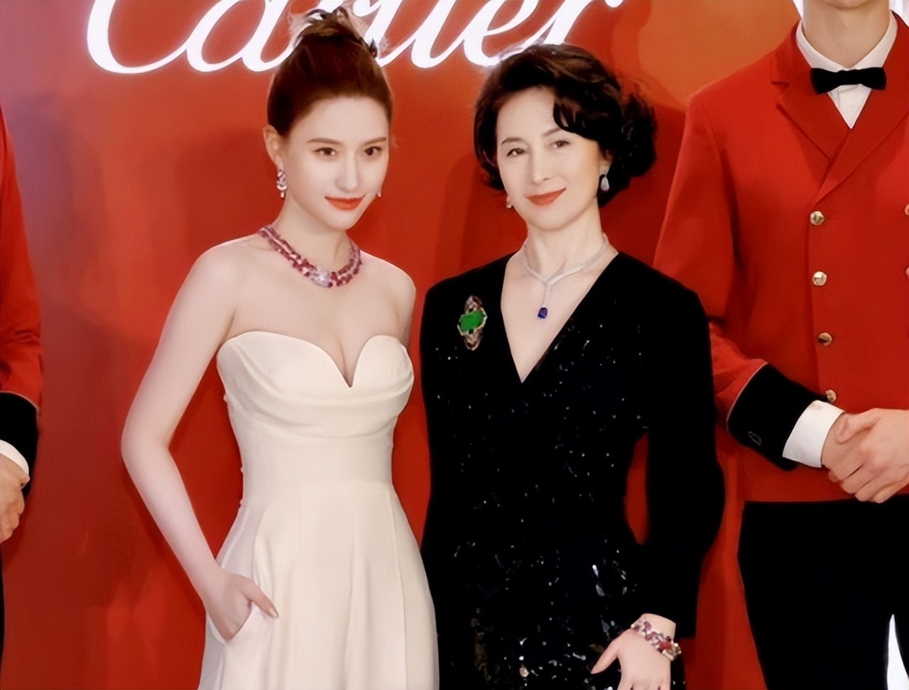 把赌王几房太太一对比,原来“素未谋面”的五太,才是最后的赢家