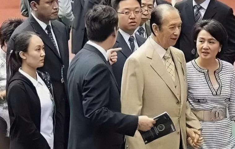 赌王“五姨太”郑咏诗：护工上位，拿上亿分手费，转身高调嫁初恋