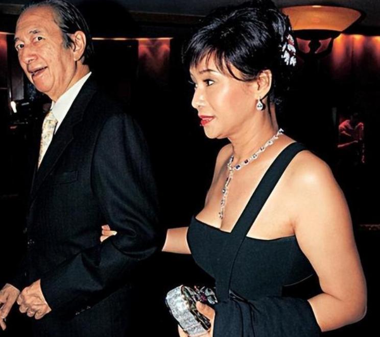 赌王“五姨太”郑咏诗：护工上位，拿上亿分手费，转身高调嫁初恋