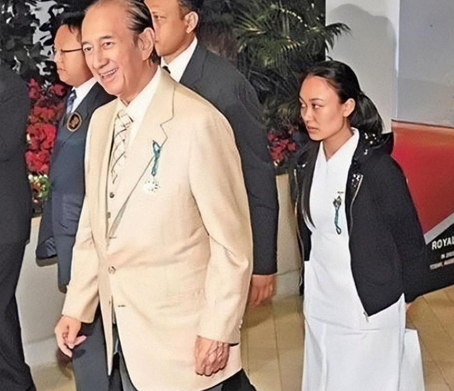 赌王“五姨太”郑咏诗：护工上位，拿上亿分手费，转身高调嫁初恋