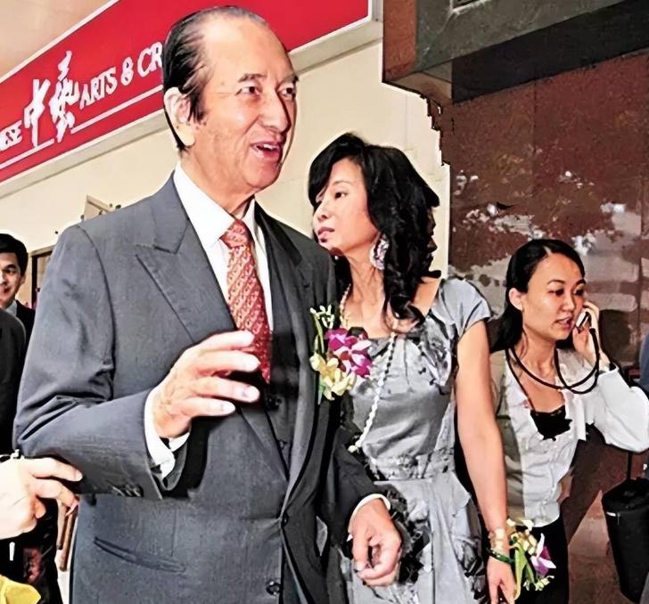 赌王“五姨太”郑咏诗：护工上位，拿上亿分手费，转身高调嫁初恋