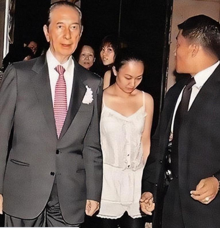 赌王“五姨太”郑咏诗：护工上位，拿上亿分手费，转身高调嫁初恋