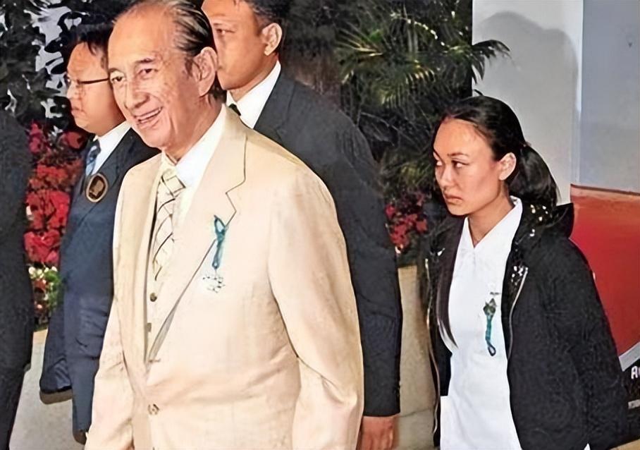 看护郑咏诗：无缘赌王“五太”，携亿万身家倒追嫁初恋，精明？