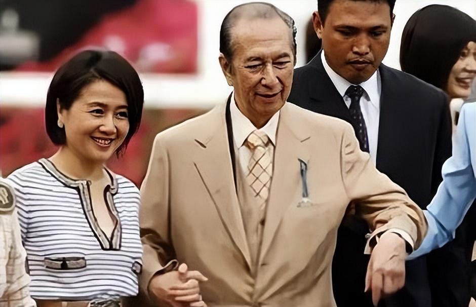 看护郑咏诗：无缘赌王“五太”，携亿万身家倒追嫁初恋，精明？