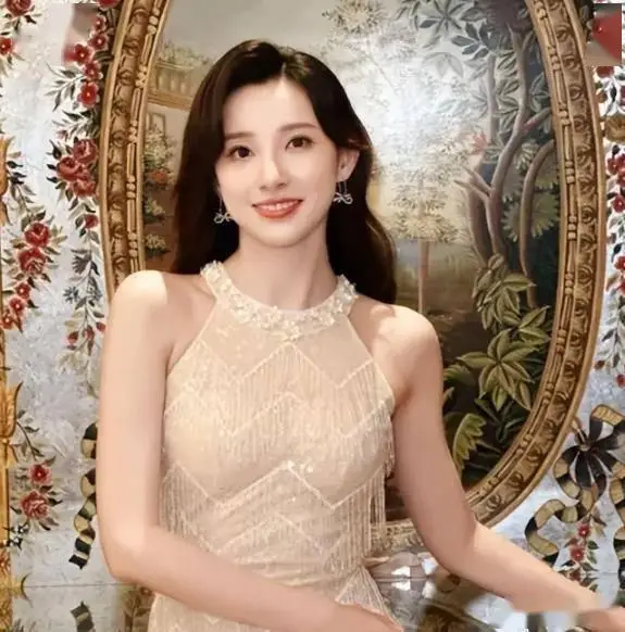 11个美女，是央视各频道的“当家花旦”，“六公主”尤其性感