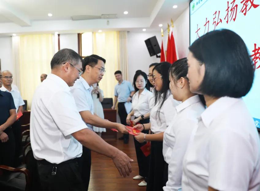 浓浓尊师意,殷殷重教情