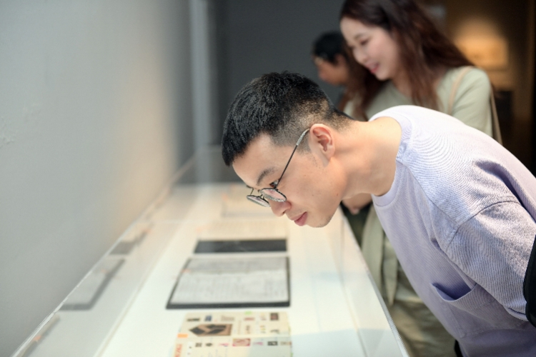 徐冰：以蜻蜓之眼看“世界图像”