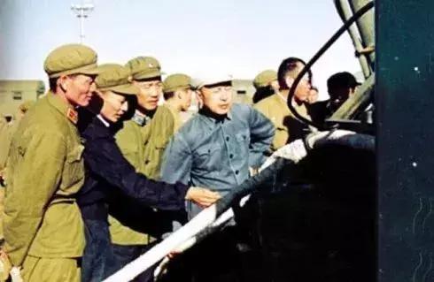 面对美国人的威胁，他回答：我必将效忠中国人民！