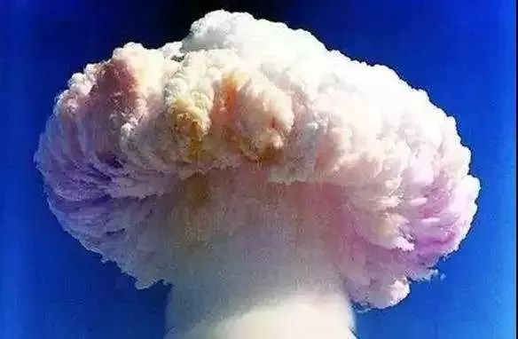 面对美国人的威胁，他回答：我必将效忠中国人民！